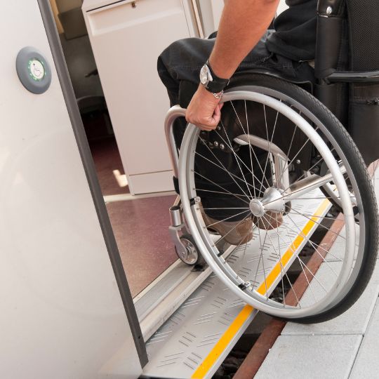 Vignetter représentant une personne à mobilité réduite devant un transport en commun.