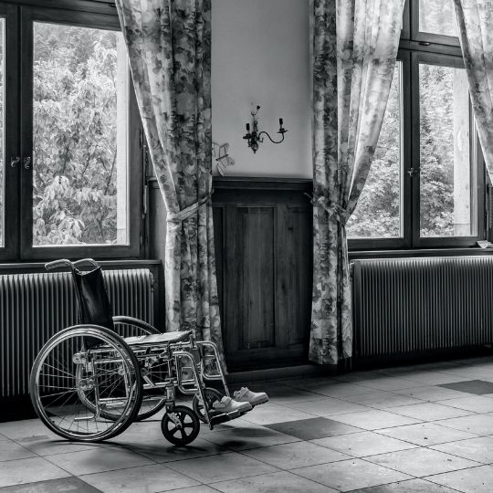 Photo en noir et blanc d'une chaise roulante